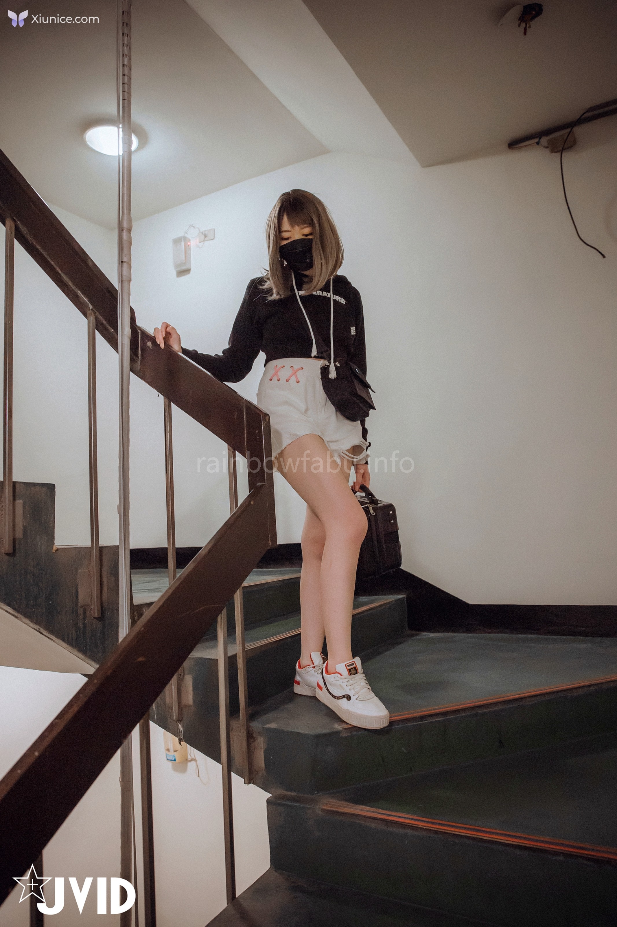 JVID 卯咪 – 纖細身材完美的腰身天使的外表隱藏不了內心的工口平常沒拍照的她兼職做片場修片師 第45张
