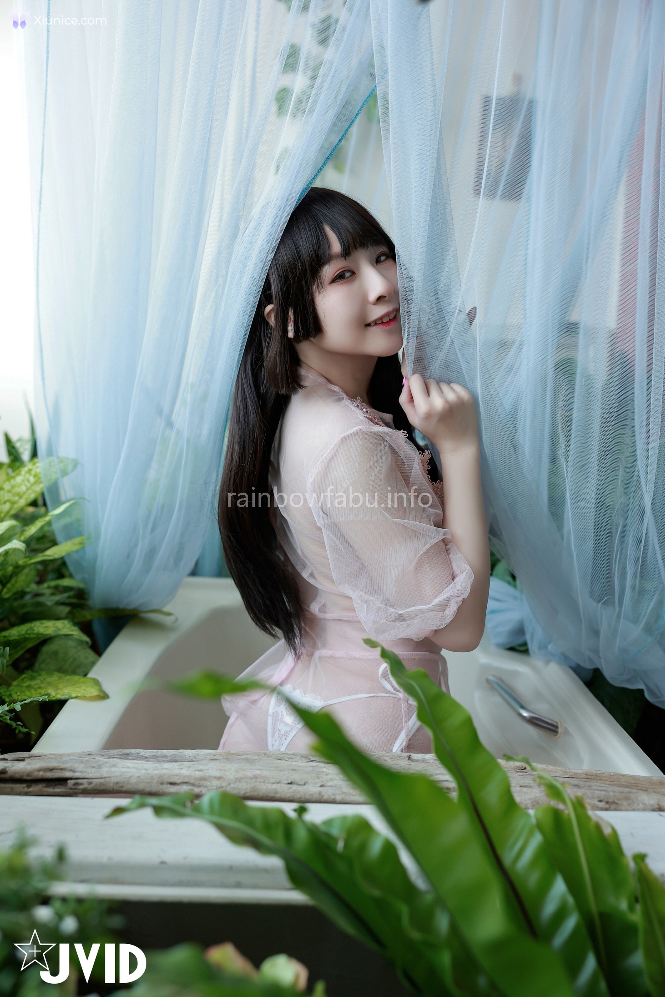 JVID 黎菲兒 – 菲兒在花叢中蹦出誘人巨乳彈出渾圓翹臀極限邊緣的挑逗 第79张