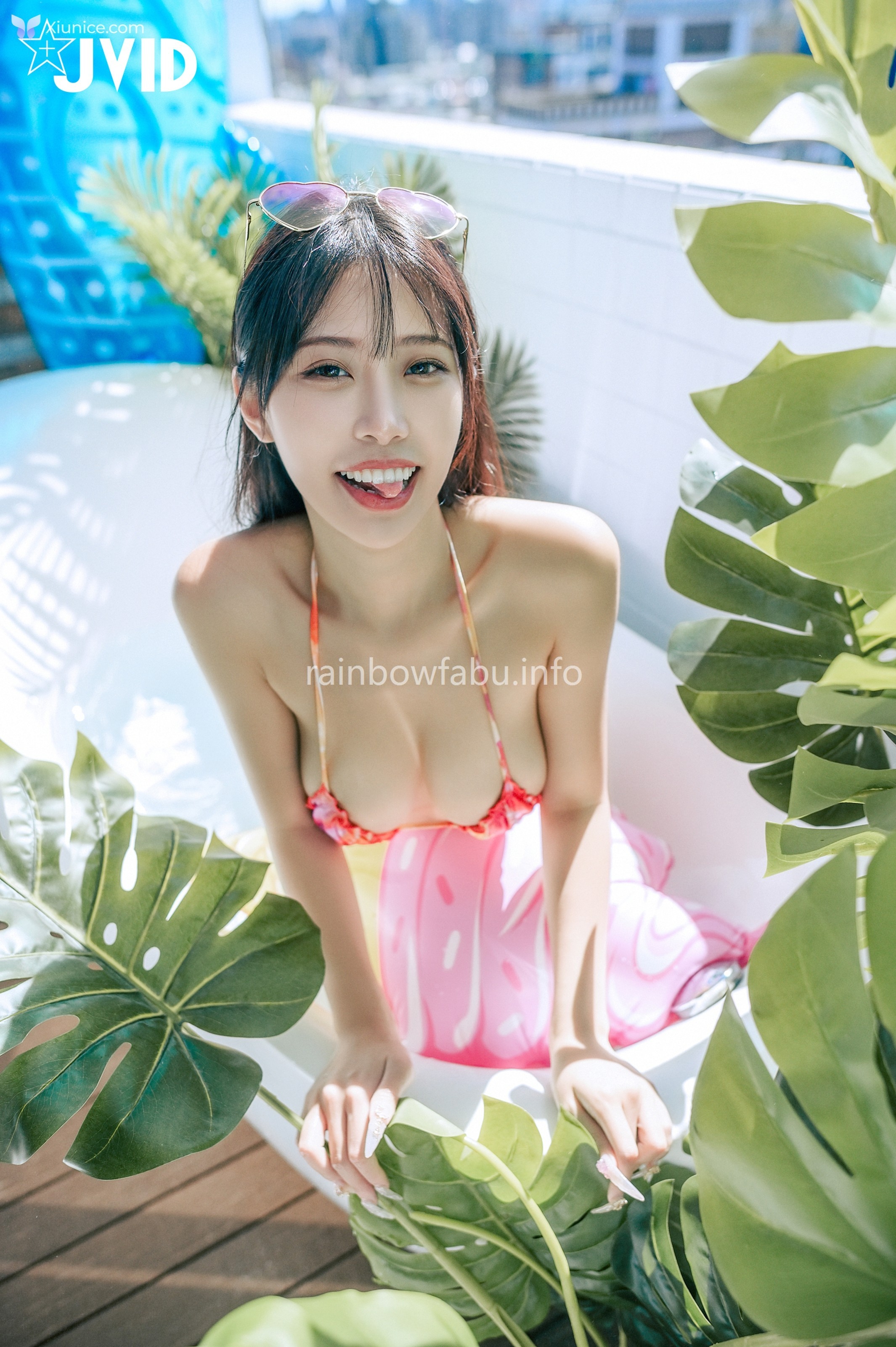 JVID WenHsin 玟妡 – 濕身陽台戲水夏日多巴胺超小片比基尼羊入虎口不吃對不起自己 第27张