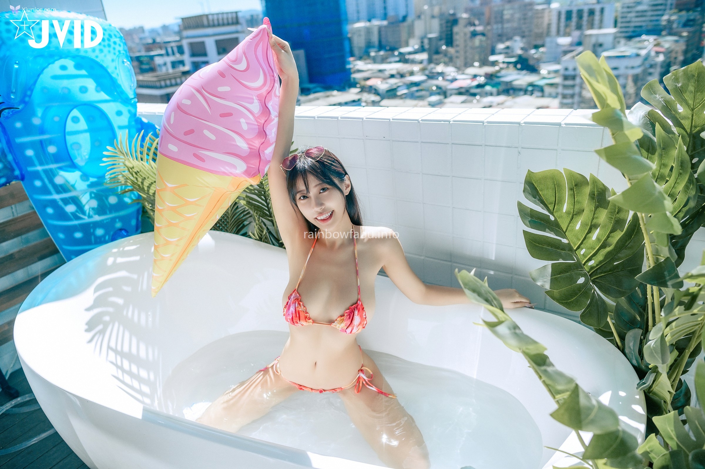 JVID WenHsin 玟妡 – 濕身陽台戲水夏日多巴胺超小片比基尼羊入虎口不吃對不起自己 第69张