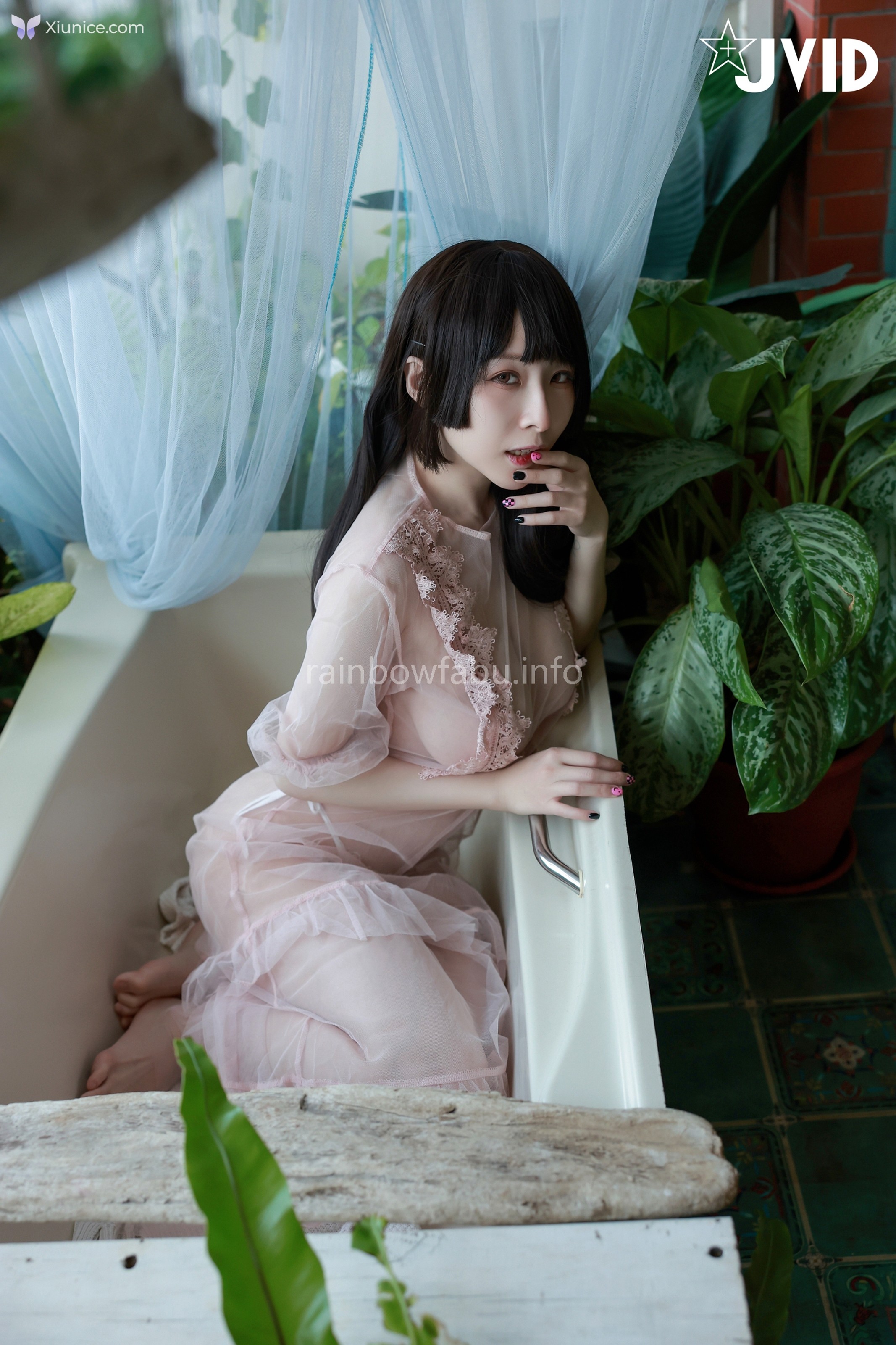JVID 黎菲兒 – 菲兒在花叢中蹦出誘人巨乳彈出渾圓翹臀極限邊緣的挑逗 第57张