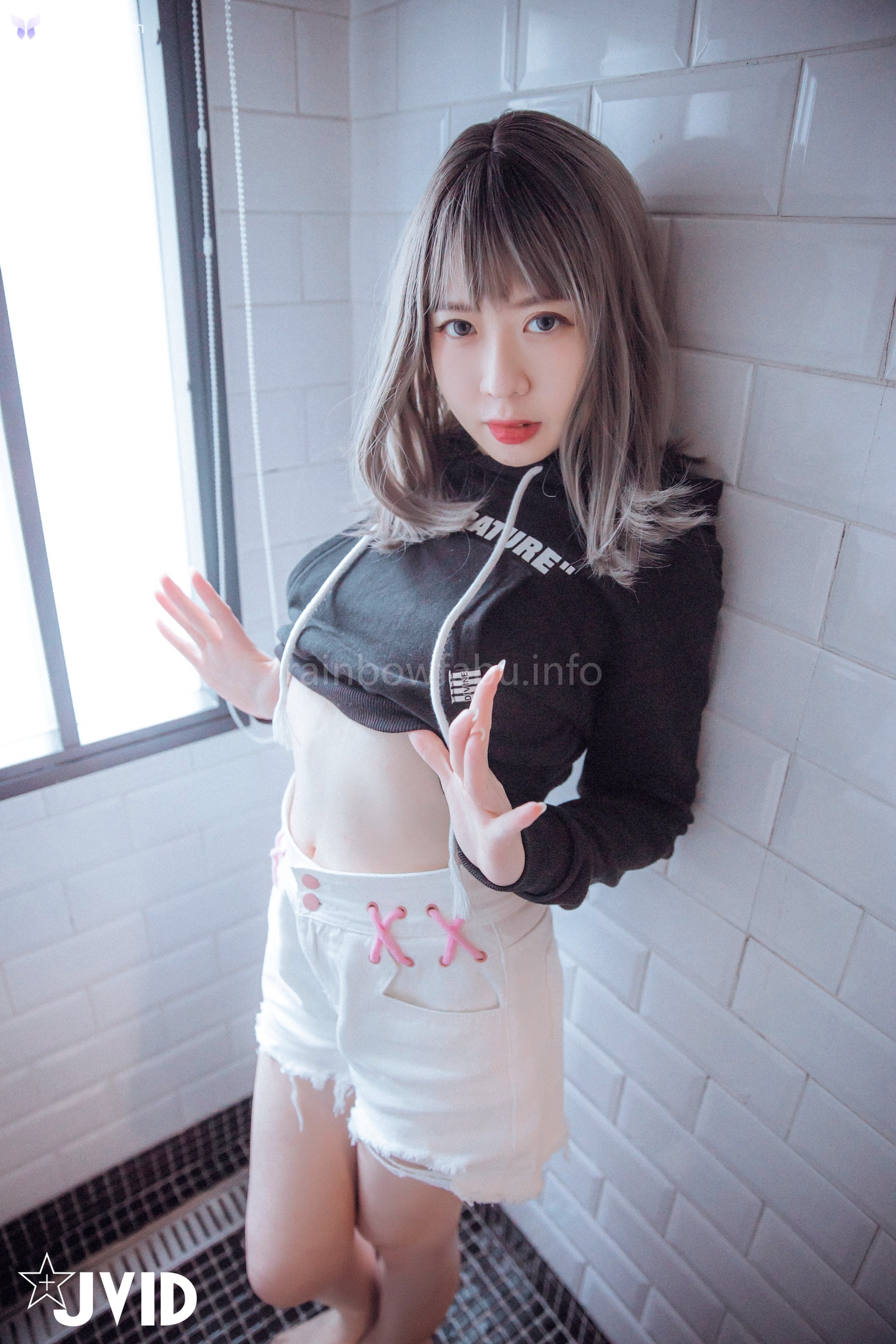 JVID 卯咪 – 纖細身材完美的腰身天使的外表隱藏不了內心的工口平常沒拍照的她兼職做片場修片師 第115张