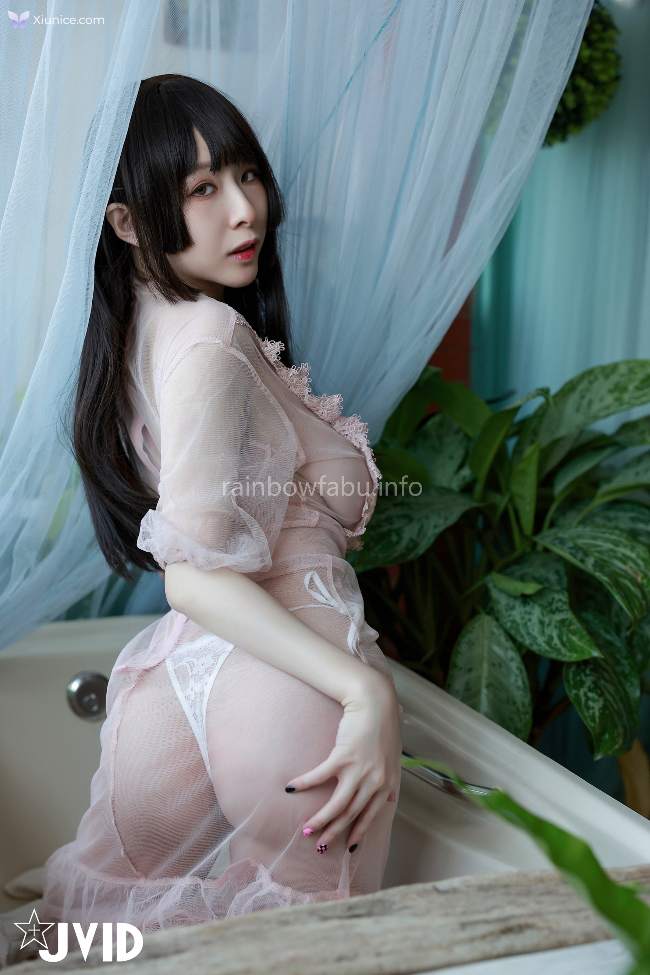 JVID 黎菲兒 – 菲兒在花叢中蹦出誘人巨乳彈出渾圓翹臀極限邊緣的挑逗 第131张