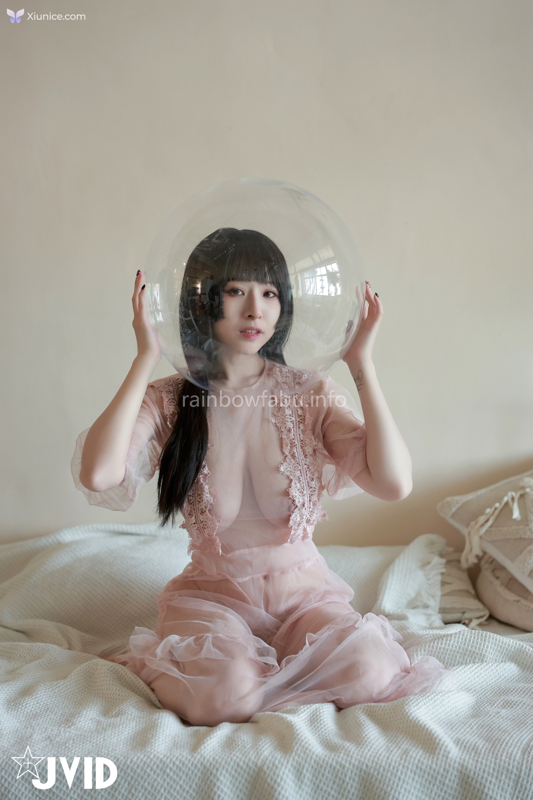JVID 黎菲兒 – 菲兒在花叢中蹦出誘人巨乳彈出渾圓翹臀極限邊緣的挑逗 第34张