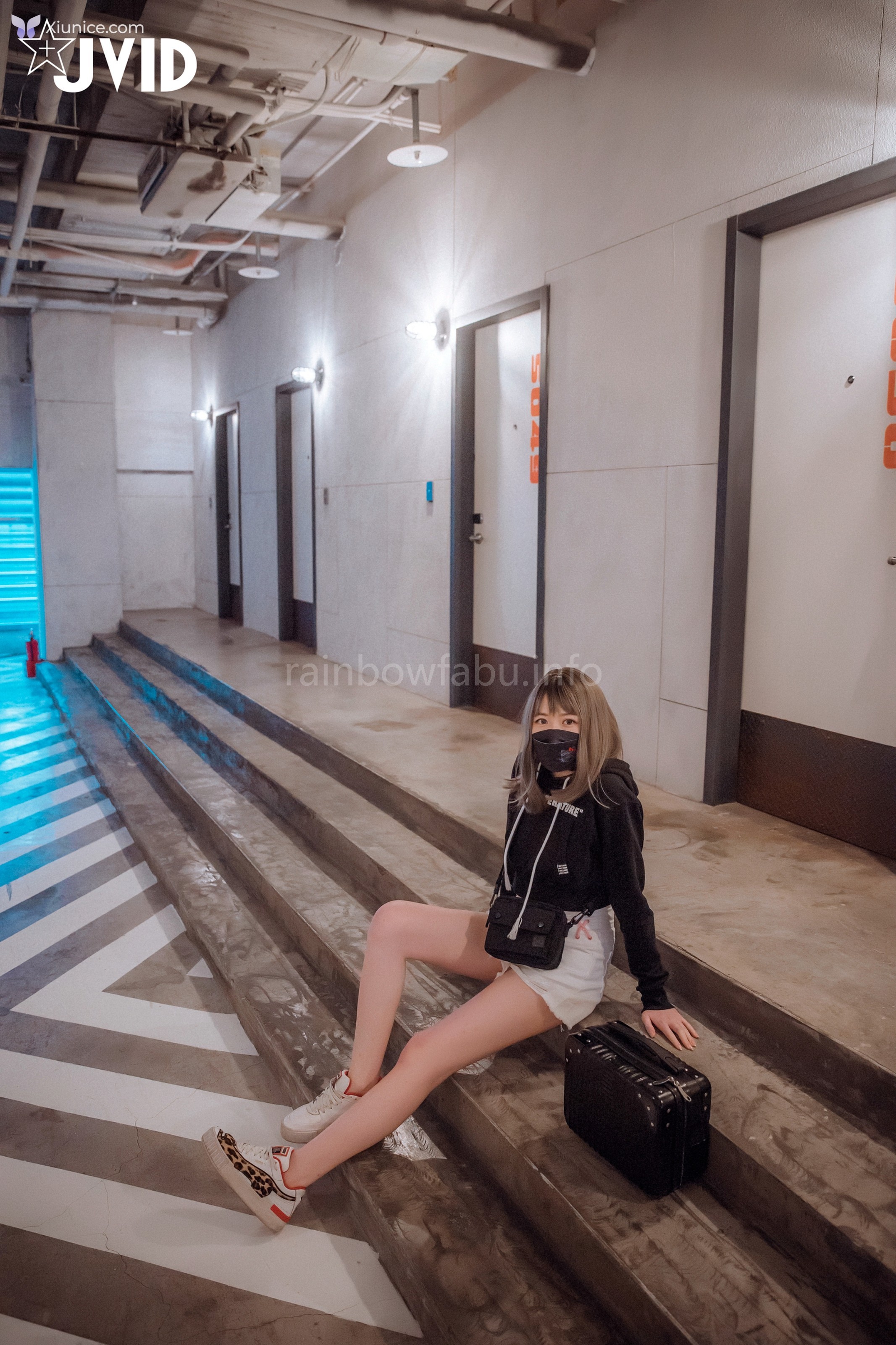 JVID 卯咪 – 纖細身材完美的腰身天使的外表隱藏不了內心的工口平常沒拍照的她兼職做片場修片師 第75张