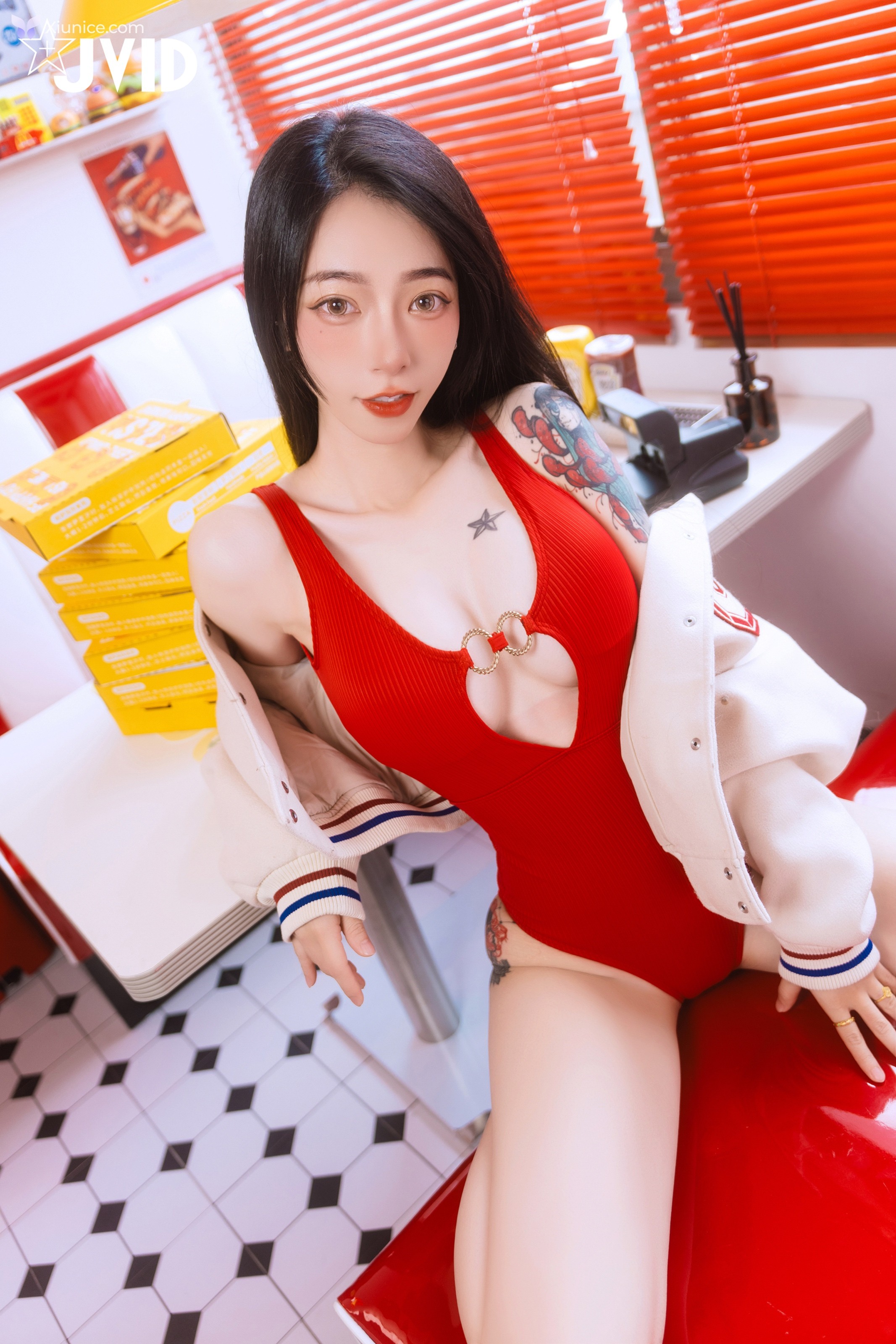 JVID 飄飄哥 – 逆痴漢兼職中的誘惑與新人工讀生的私人收班時間飄飄化身痴女同事 第104张