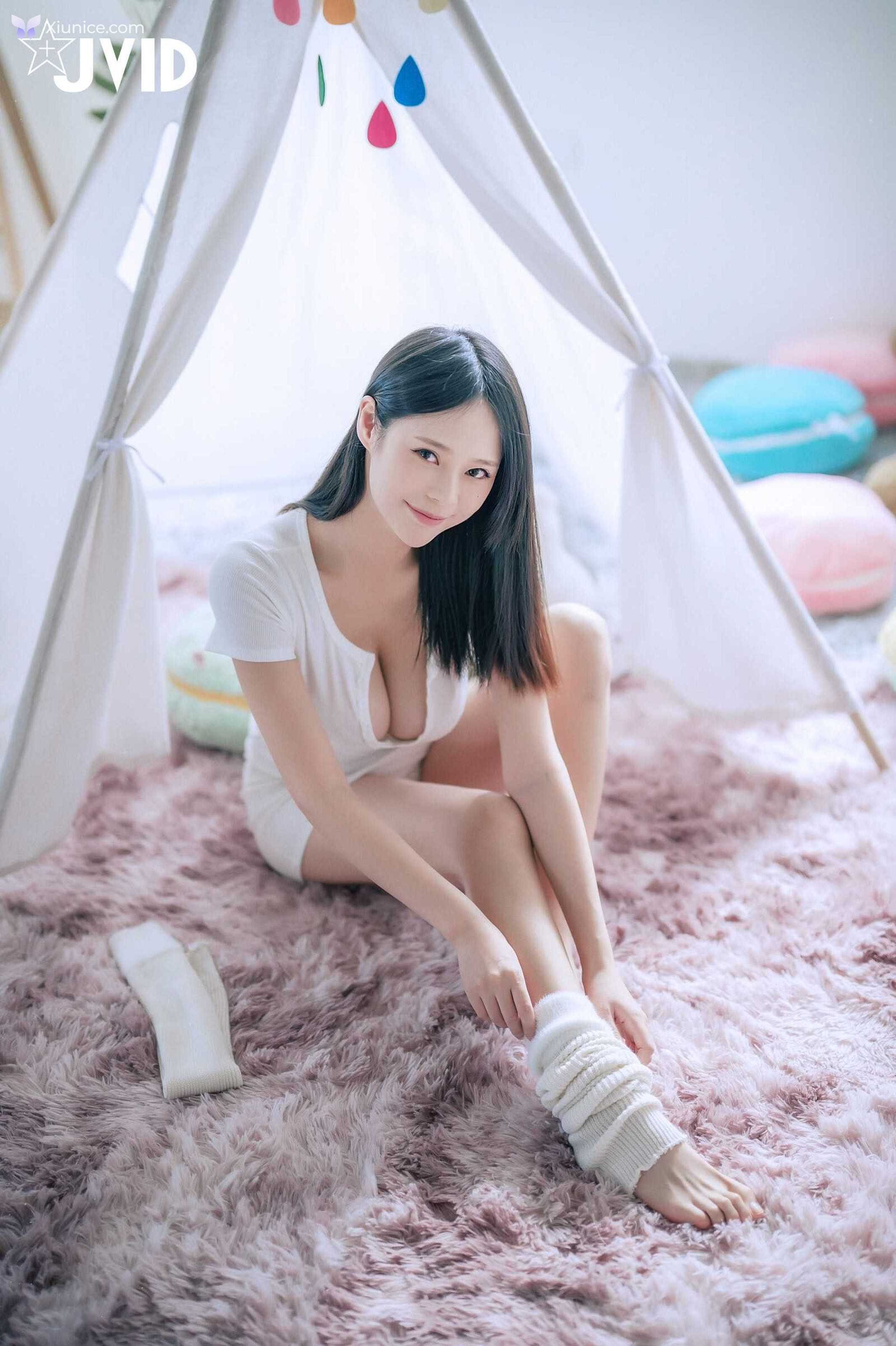 JVID 謝夏天 – 近60萬粉絲的巨乳網紅直播主脫了首次挑戰性感寫真大秀超美G奶 第26张
