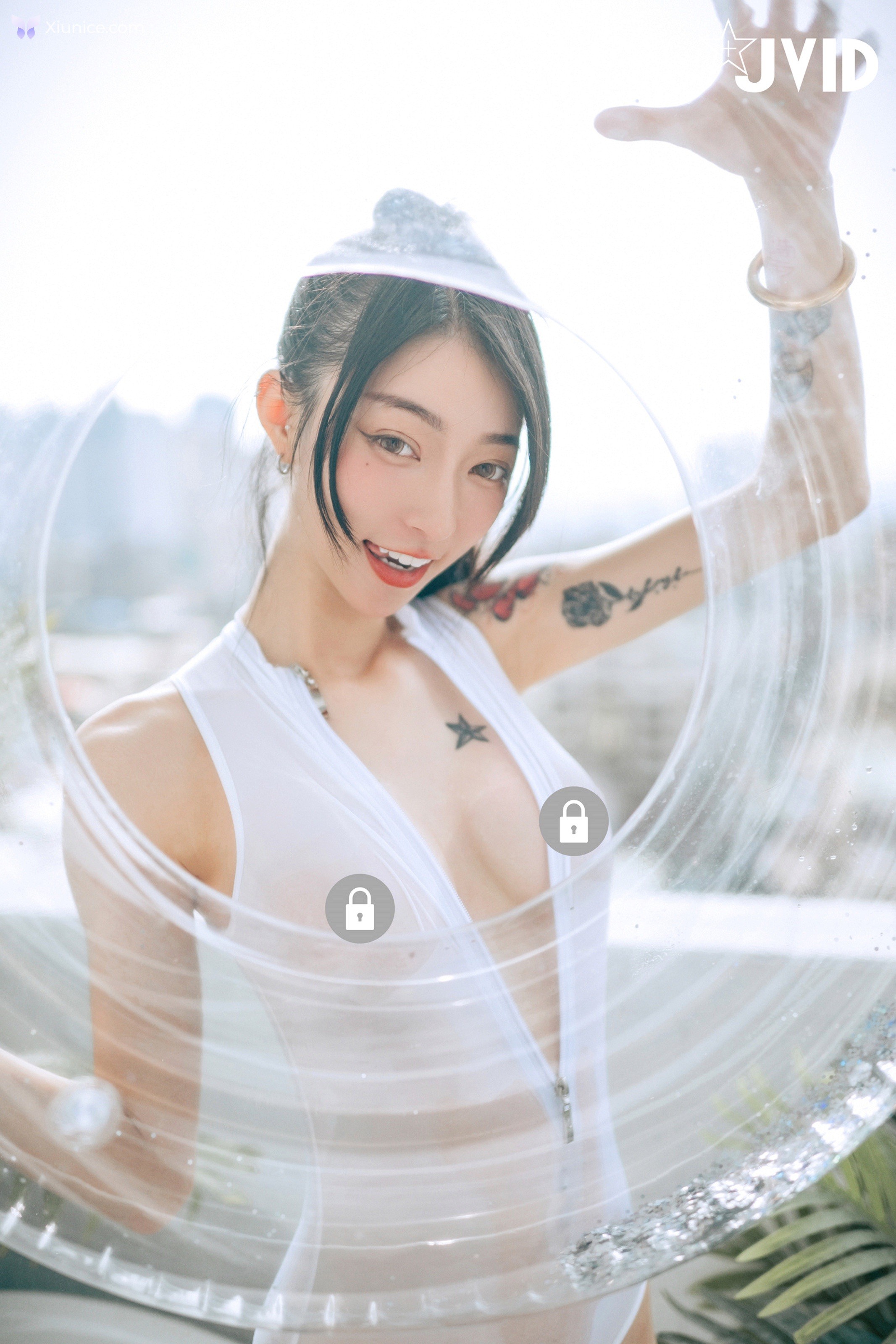 JVID 飄飄哥 – 濕身透點情慾互動超透膚の激色比基尼飄飄哥遭揉胸抓奶畫面淫慾滿點嫩鮑慘遭魔爪襲擊開擋史庫水透出白虎形狀超誘人 第269张