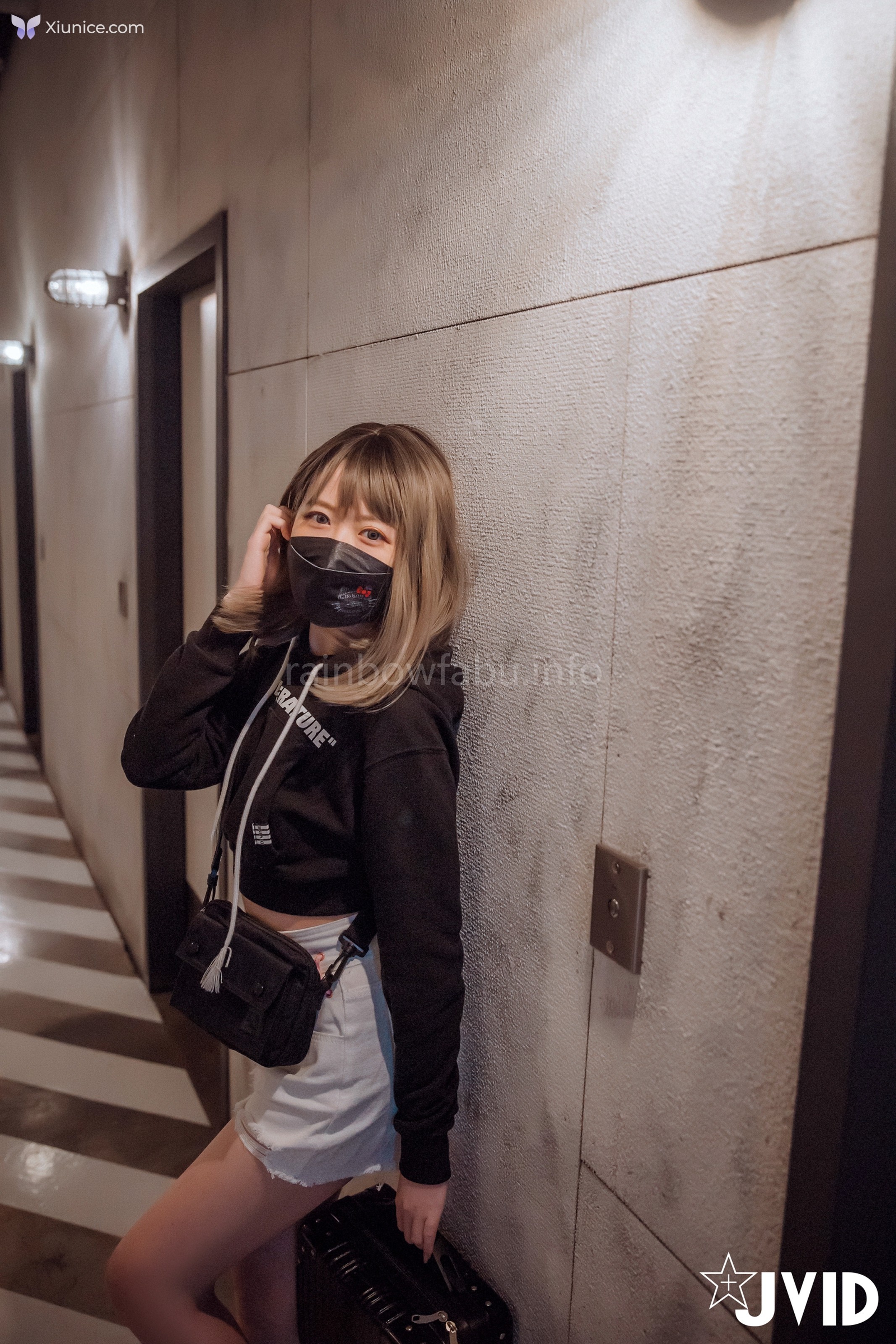 JVID 卯咪 – 纖細身材完美的腰身天使的外表隱藏不了內心的工口平常沒拍照的她兼職做片場修片師 第4张