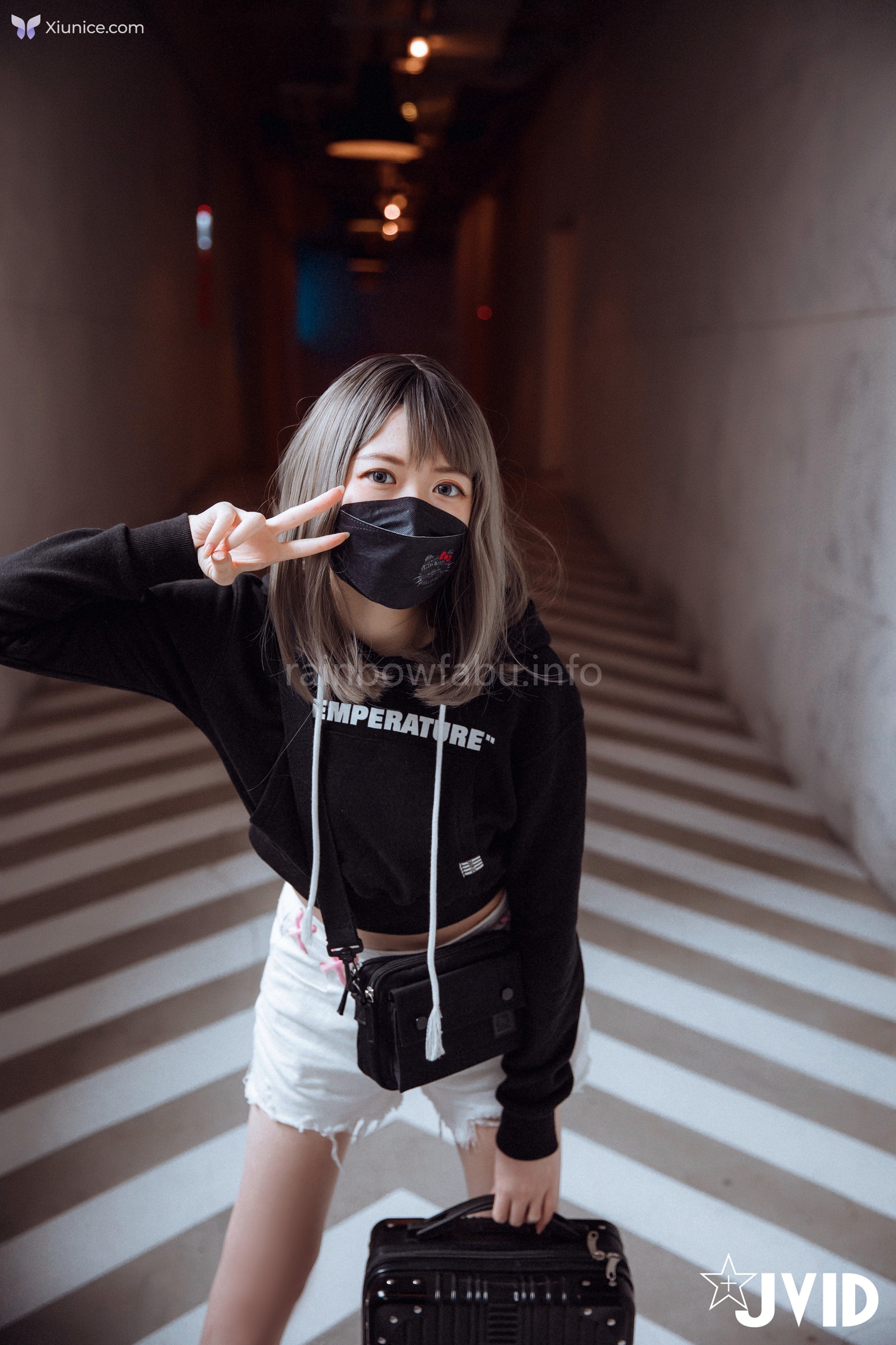JVID 卯咪 – 纖細身材完美的腰身天使的外表隱藏不了內心的工口平常沒拍照的她兼職做片場修片師 第86张