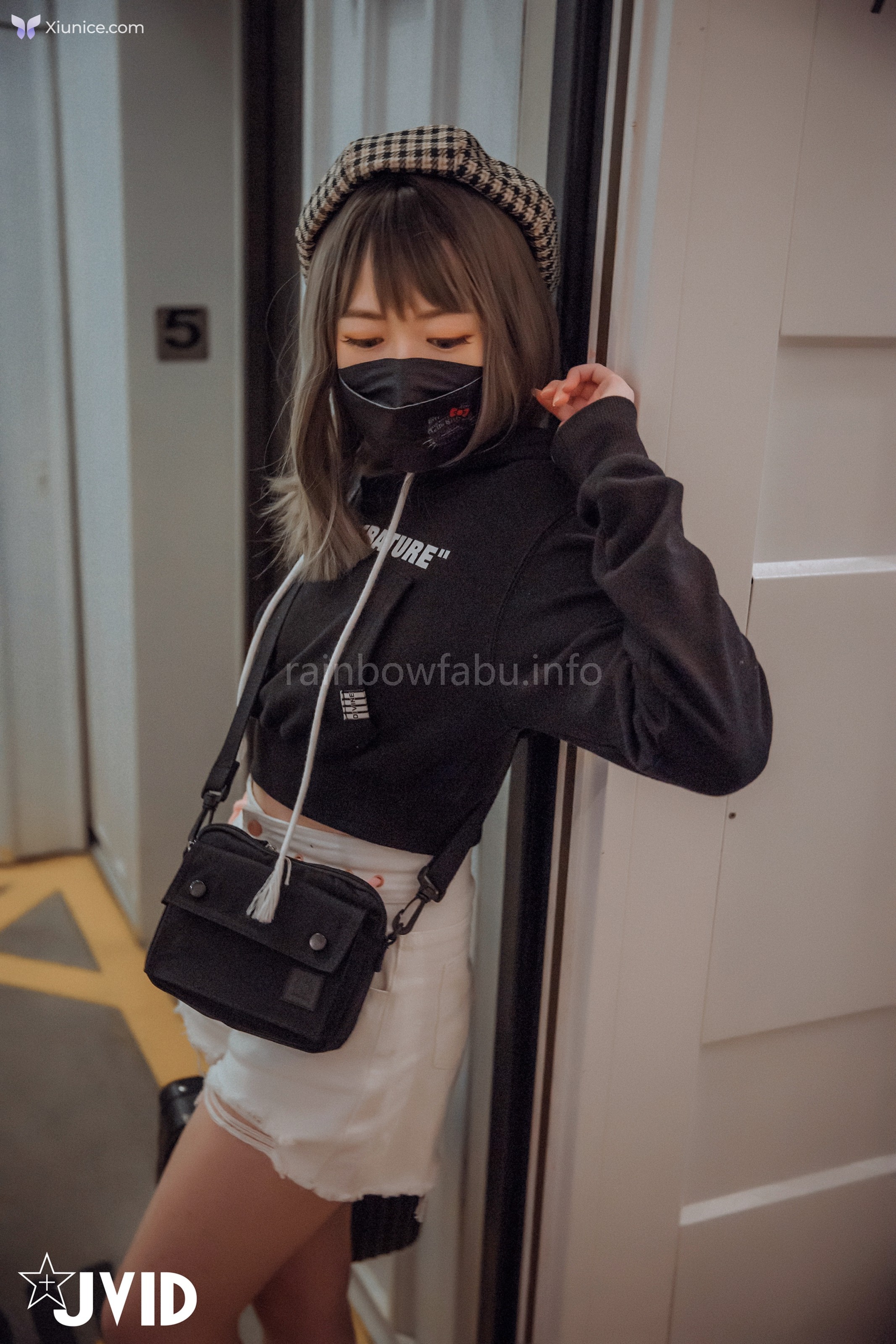 JVID 卯咪 – 纖細身材完美的腰身天使的外表隱藏不了內心的工口平常沒拍照的她兼職做片場修片師 第33张