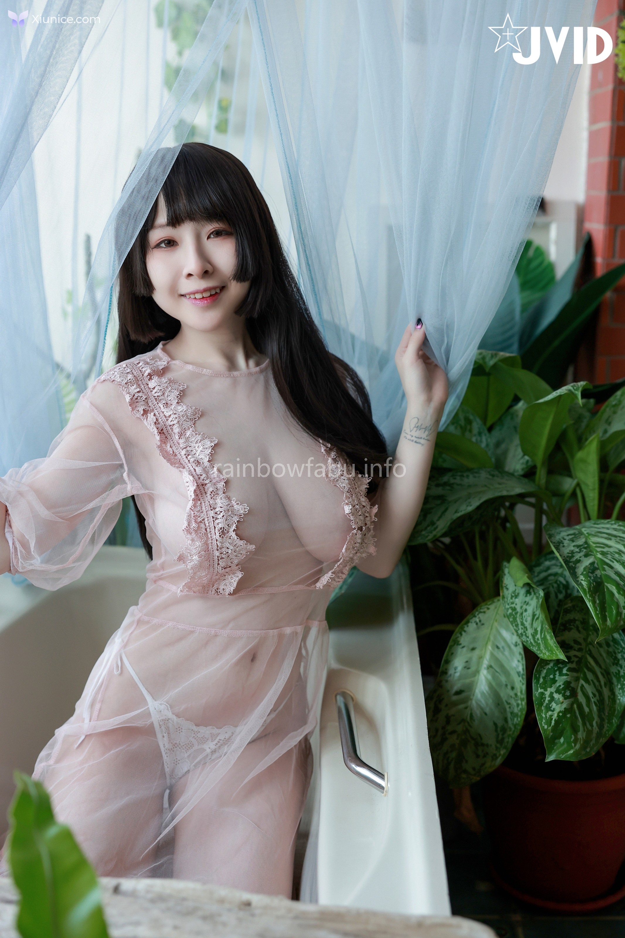 JVID 黎菲兒 – 菲兒在花叢中蹦出誘人巨乳彈出渾圓翹臀極限邊緣的挑逗 第136张